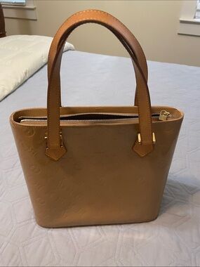 Louis Vuitton Patent Monogram Vernis Houston tore in Camel Tan
